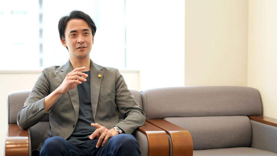 京都市東京事務所 次長 逢坂剛史さんがソファで話す画像