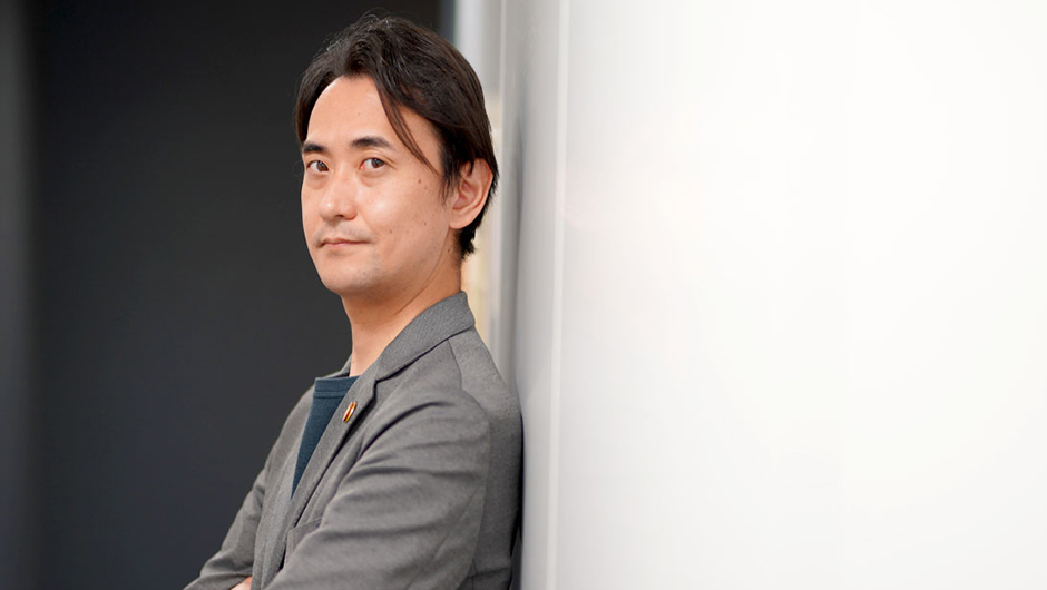 京都市東京事務所 次長 逢坂剛史さんの廊下での画像